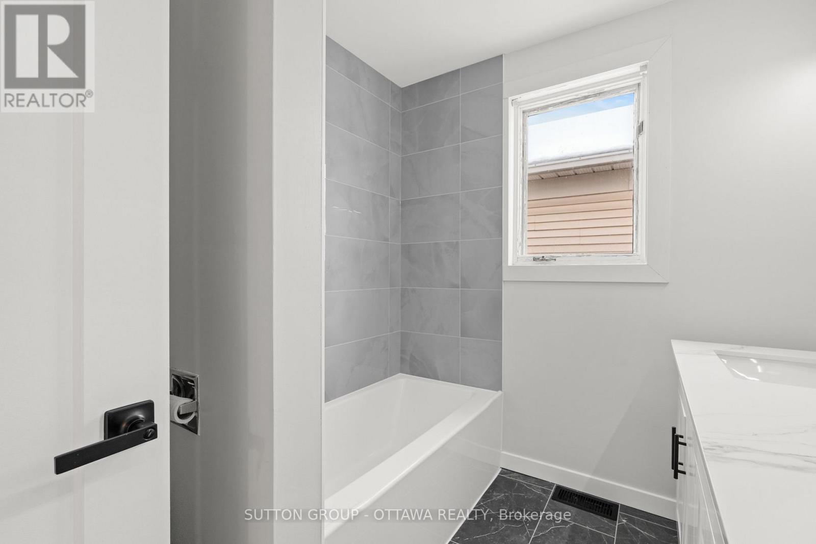 286 Mceachern Crescent, Ottawa, Ontario  K1E 3K3 - Photo 23 - X12637100