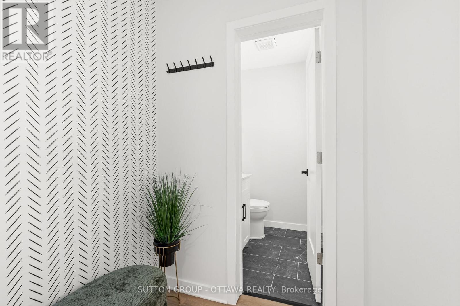 286 Mceachern Crescent, Ottawa, Ontario  K1E 3K3 - Photo 5 - X12637100