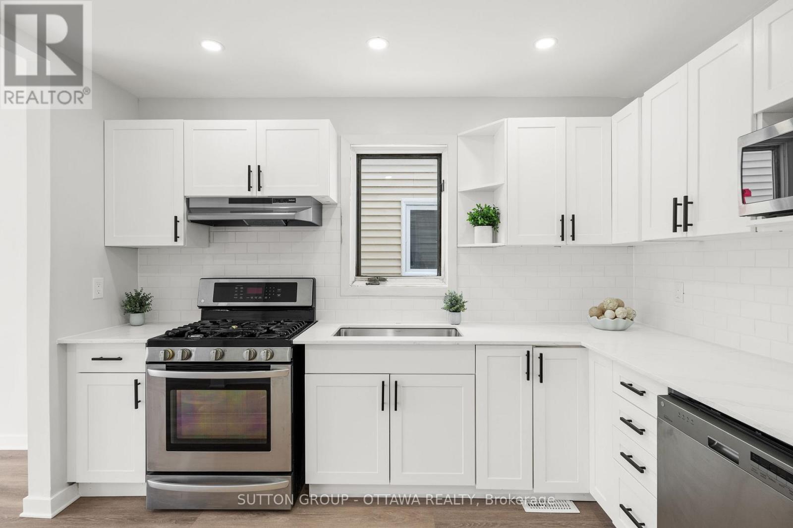 286 Mceachern Crescent, Ottawa, Ontario  K1E 3K3 - Photo 8 - X12637100