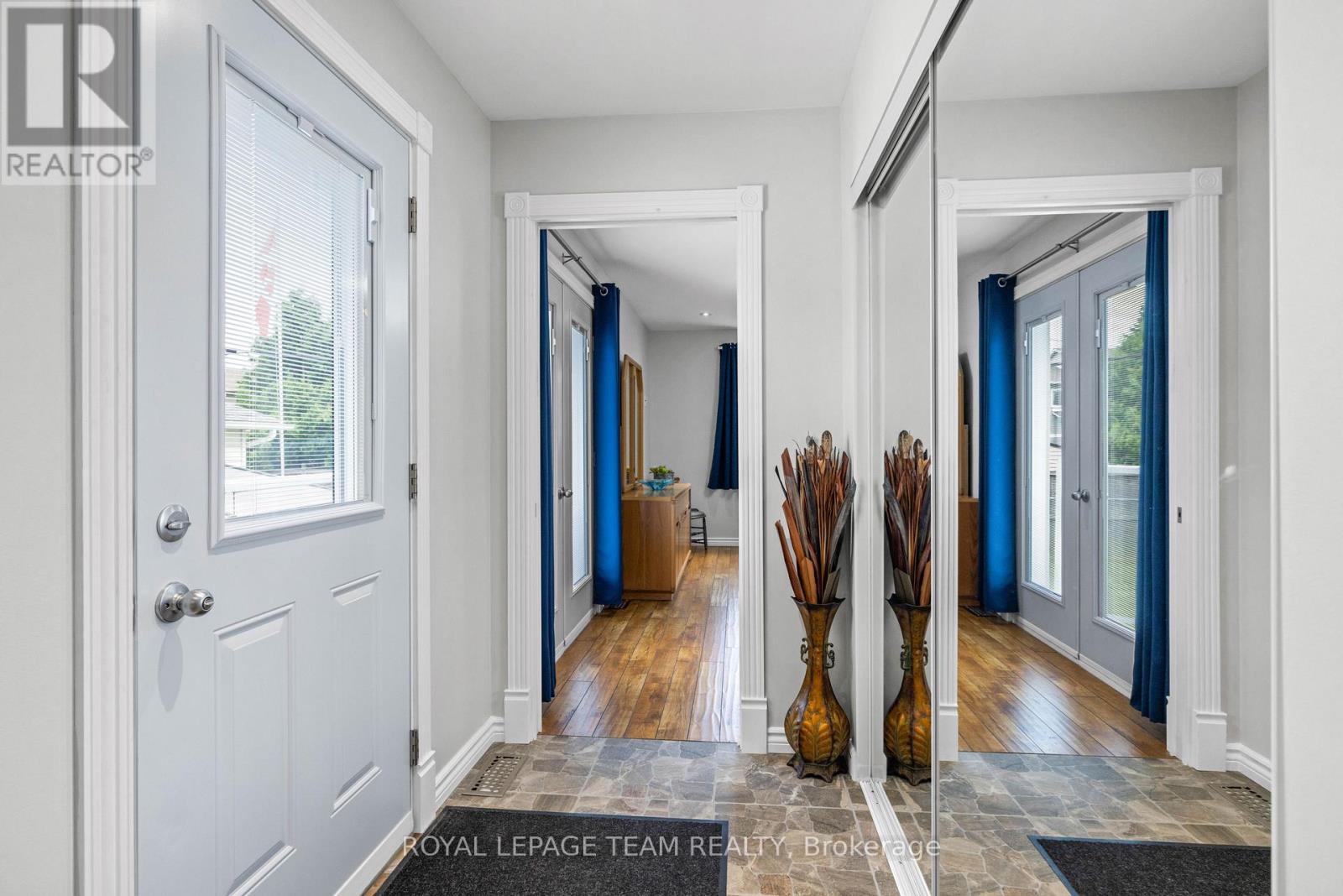 1396 Maxime Street, Ottawa, Ontario  K1B 3L1 - Photo 3 - X12487922