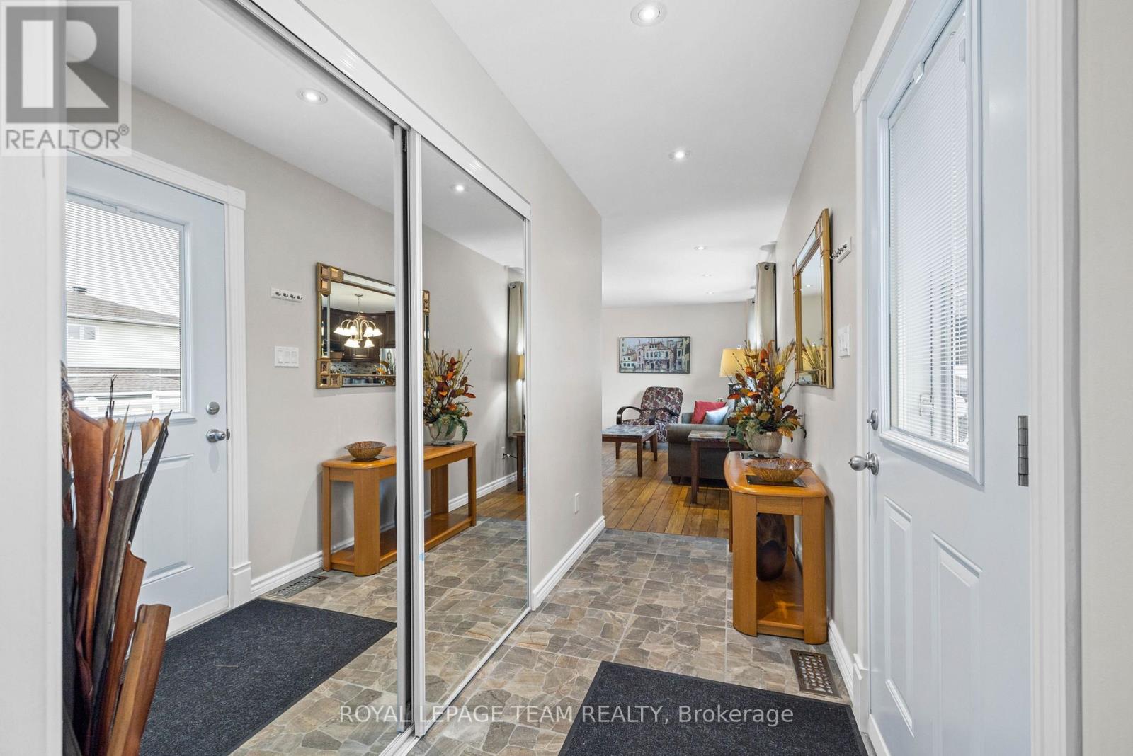 1396 Maxime Street, Ottawa, Ontario  K1B 3L1 - Photo 4 - X12487922