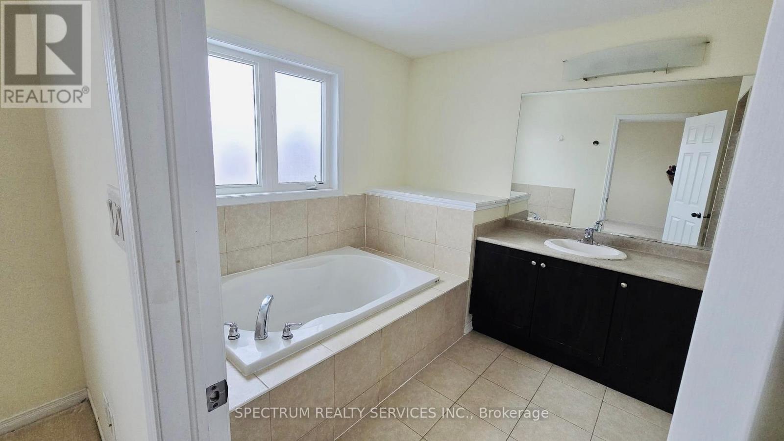 96 Warner Lane, Brantford, Ontario  N3T 0J3 - Photo 12 - X12457497