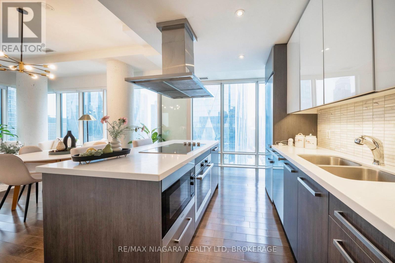 2802 - 8 The Esplanade Street, Toronto, Ontario  M5E 0A6 - Photo 10 - C12637176