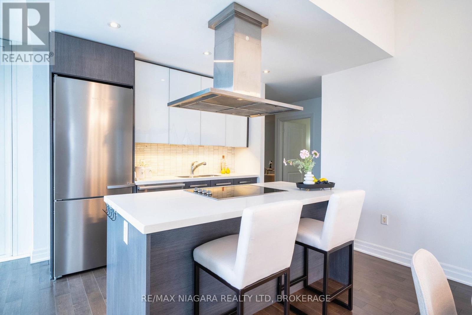 2802 - 8 The Esplanade Street, Toronto, Ontario  M5E 0A6 - Photo 16 - C12637176