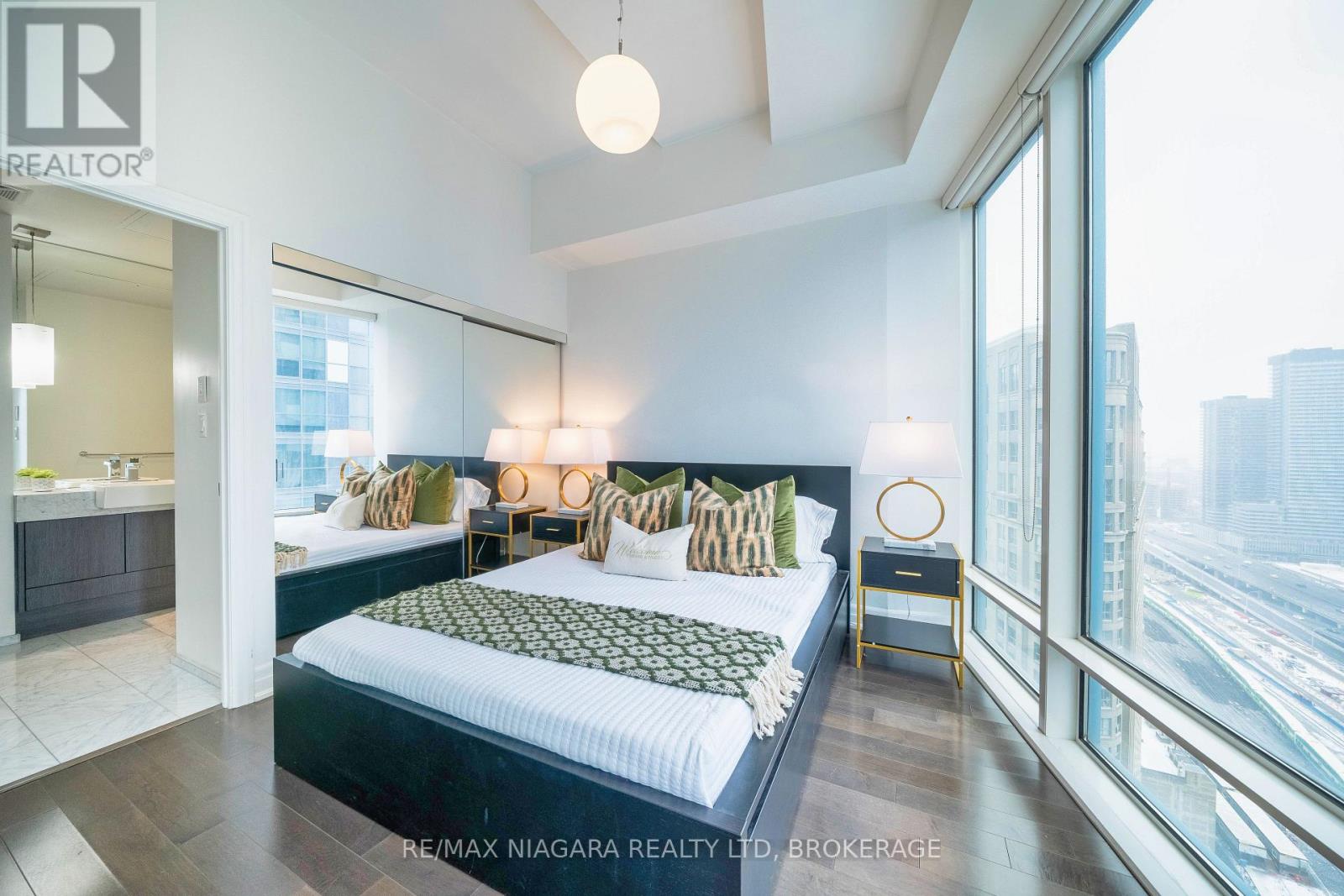 2802 - 8 The Esplanade Street, Toronto, Ontario  M5E 0A6 - Photo 33 - C12637176