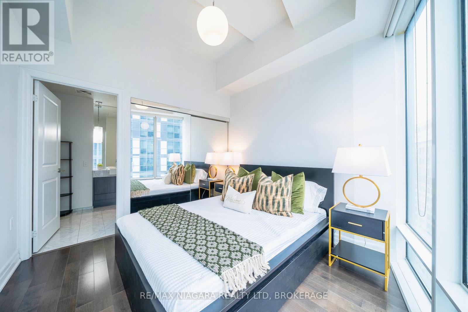 2802 - 8 The Esplanade Street, Toronto, Ontario  M5E 0A6 - Photo 34 - C12637176