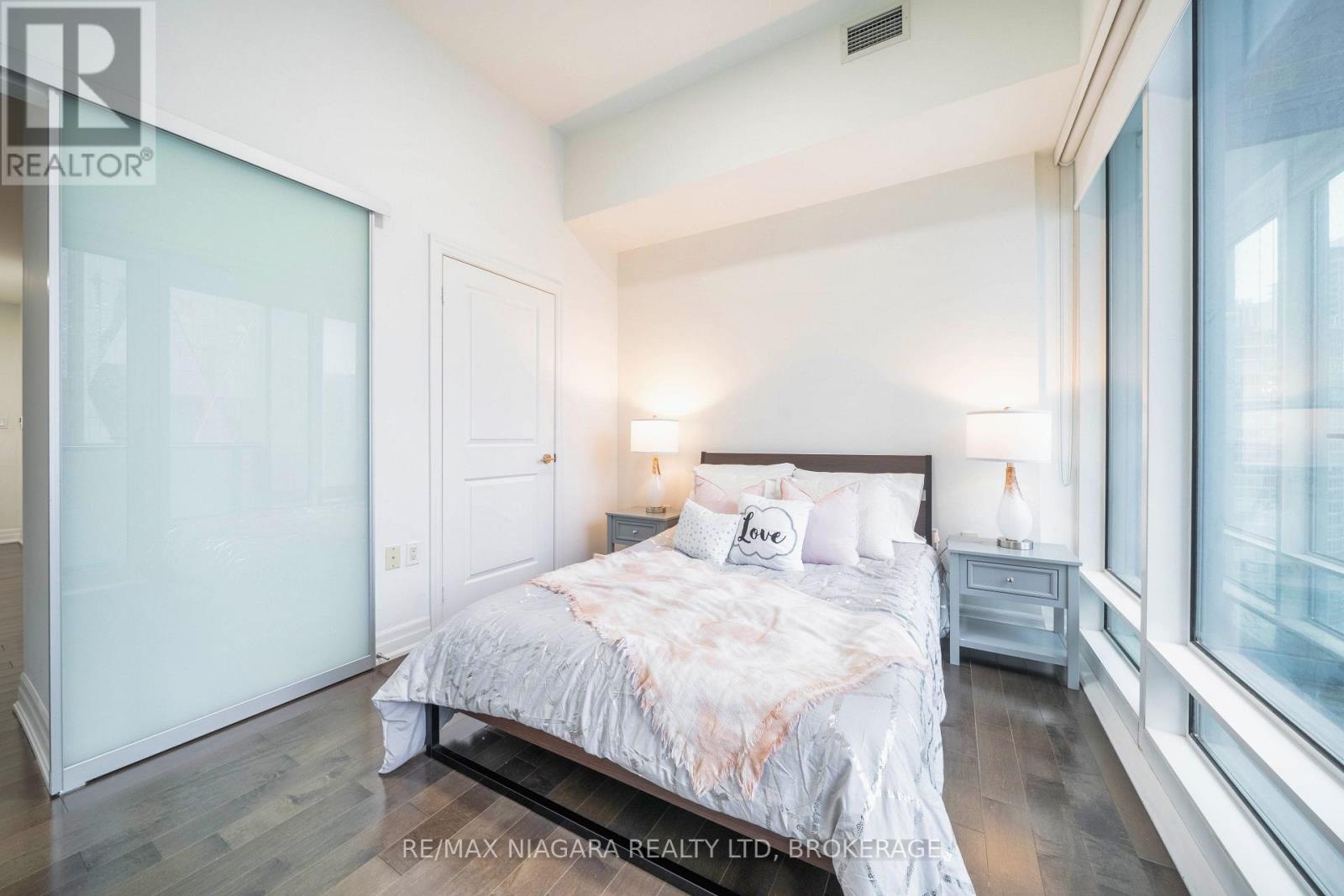 2802 - 8 The Esplanade Street, Toronto, Ontario  M5E 0A6 - Photo 8 - C12637176