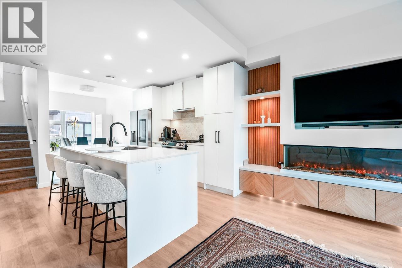 137 535 E 2nd Street, North Vancouver, British Columbia  V7L 1E1 - Photo 2 - R3056106