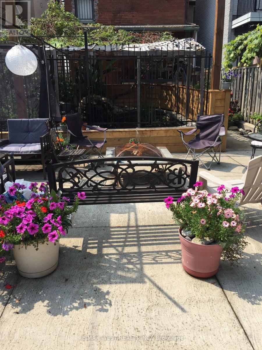 2nd Fl - 247 Lansdowne Avenue, Toronto, Ontario  M6K 2W2 - Photo 11 - C12637136