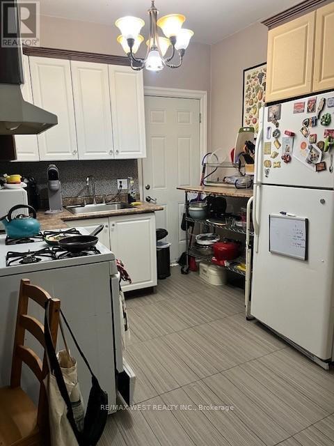 2nd Fl - 247 Lansdowne Avenue, Toronto, Ontario  M6K 2W2 - Photo 7 - C12637136