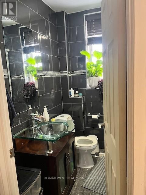 2nd Fl - 247 Lansdowne Avenue, Toronto, Ontario  M6K 2W2 - Photo 9 - C12637136