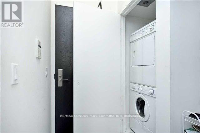 1707 - 770 Bay Street, Toronto, Ontario  M5G 0A6 - Photo 12 - C12637178