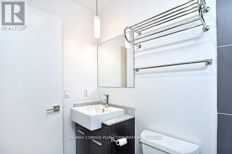 1707 - 770 Bay Street, Toronto, Ontario  M5G 0A6 - Photo 13 - C12637178