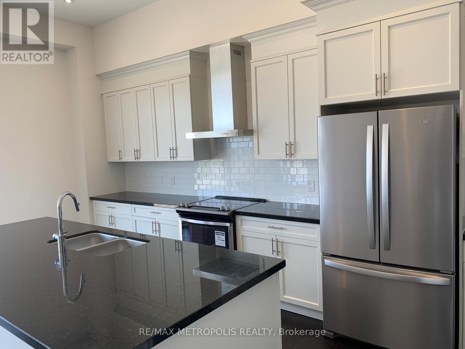 38 Hayeraft Street, Whitby, Ontario  L1P 0C6 - Photo 3 - E12637224