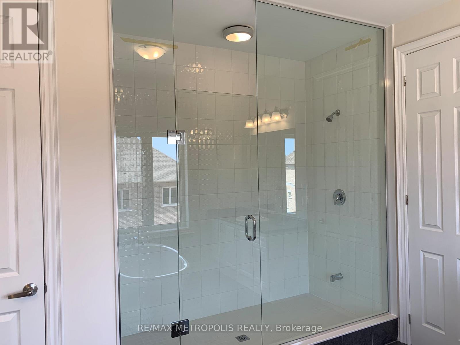 38 Hayeraft Street, Whitby, Ontario  L1P 0C6 - Photo 9 - E12637224