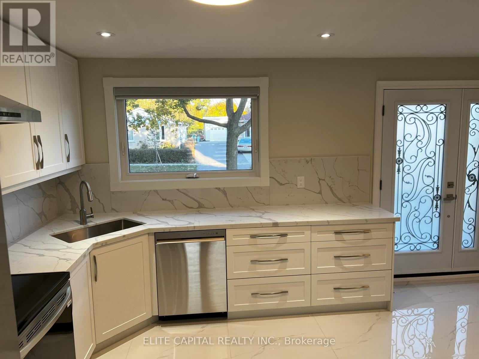 69 Hutcherson Square, Toronto, Ontario  M1B 1C5 - Photo 4 - E12637236