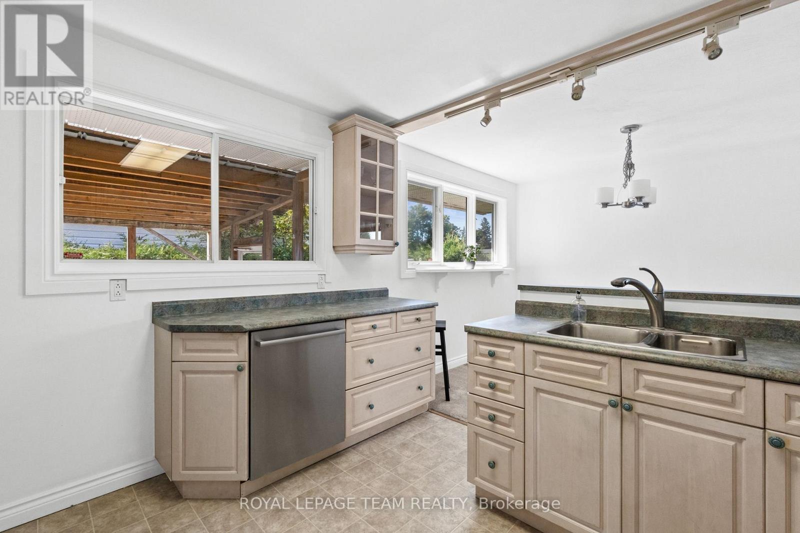 3 Domus Crescent, Ottawa, Ontario  K2H 6A3 - Photo 12 - X12405923