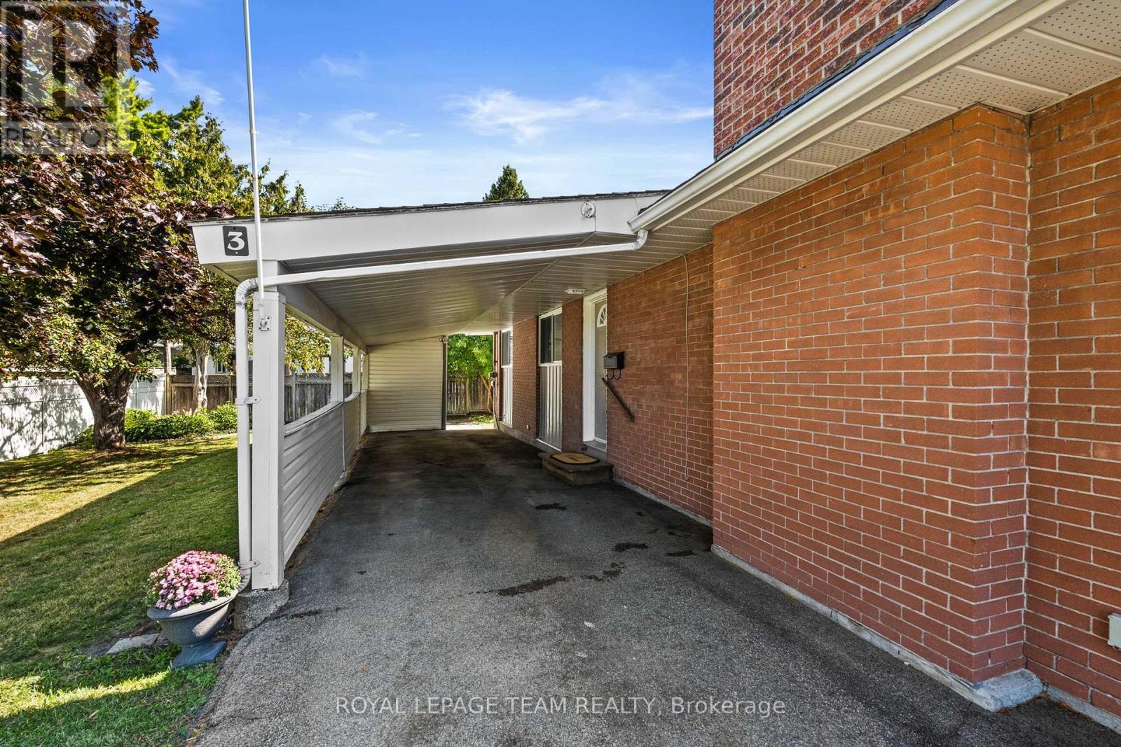 3 Domus Crescent, Ottawa, Ontario  K2H 6A3 - Photo 4 - X12405923