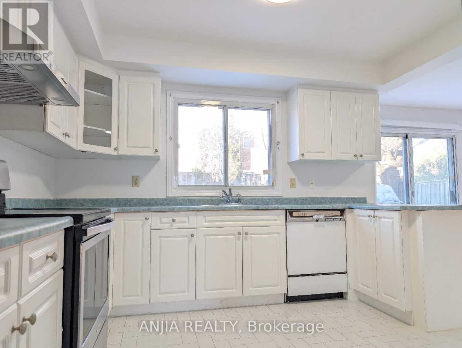 50 Summerdale Drive, Markham, Ontario  L3T 6W5 - Photo 3 - N12637260