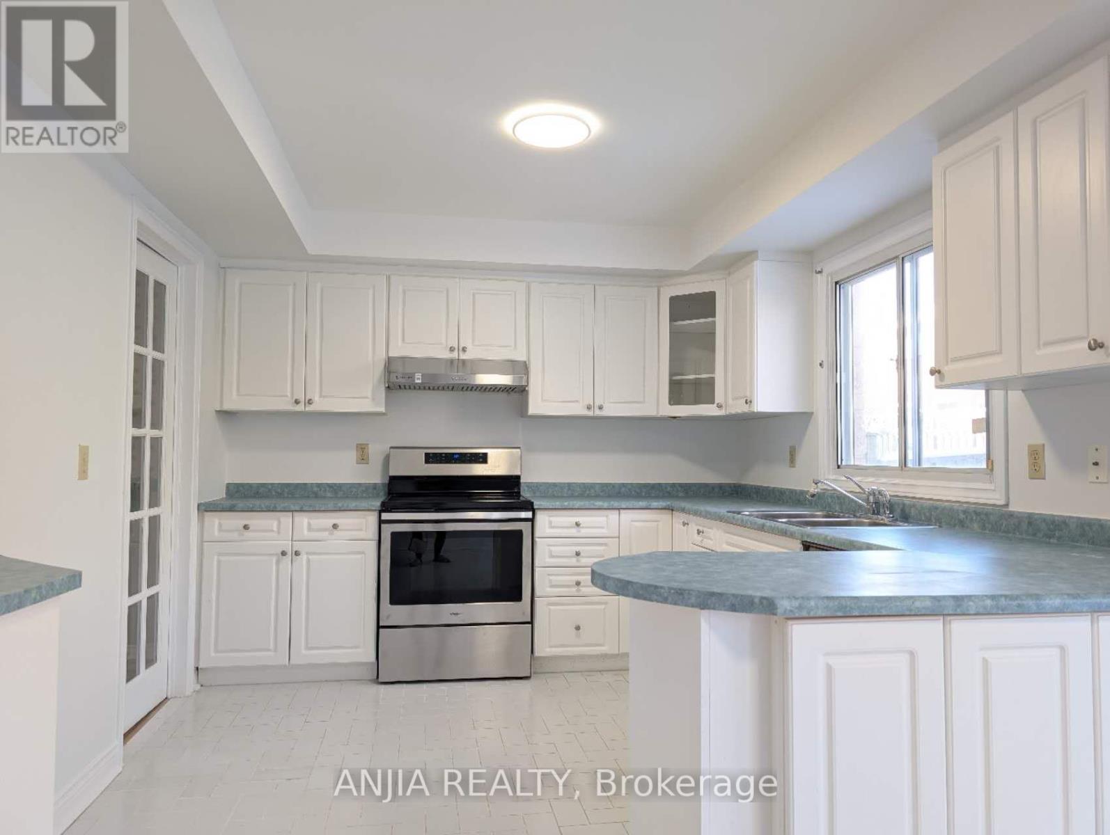 50 Summerdale Drive, Markham, Ontario  L3T 6W5 - Photo 4 - N12637260