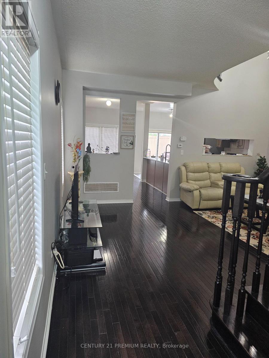 Main - 48 Gulfbrook Circle, Brampton, Ontario  L6Z 0G5 - Photo 4 - W12637170