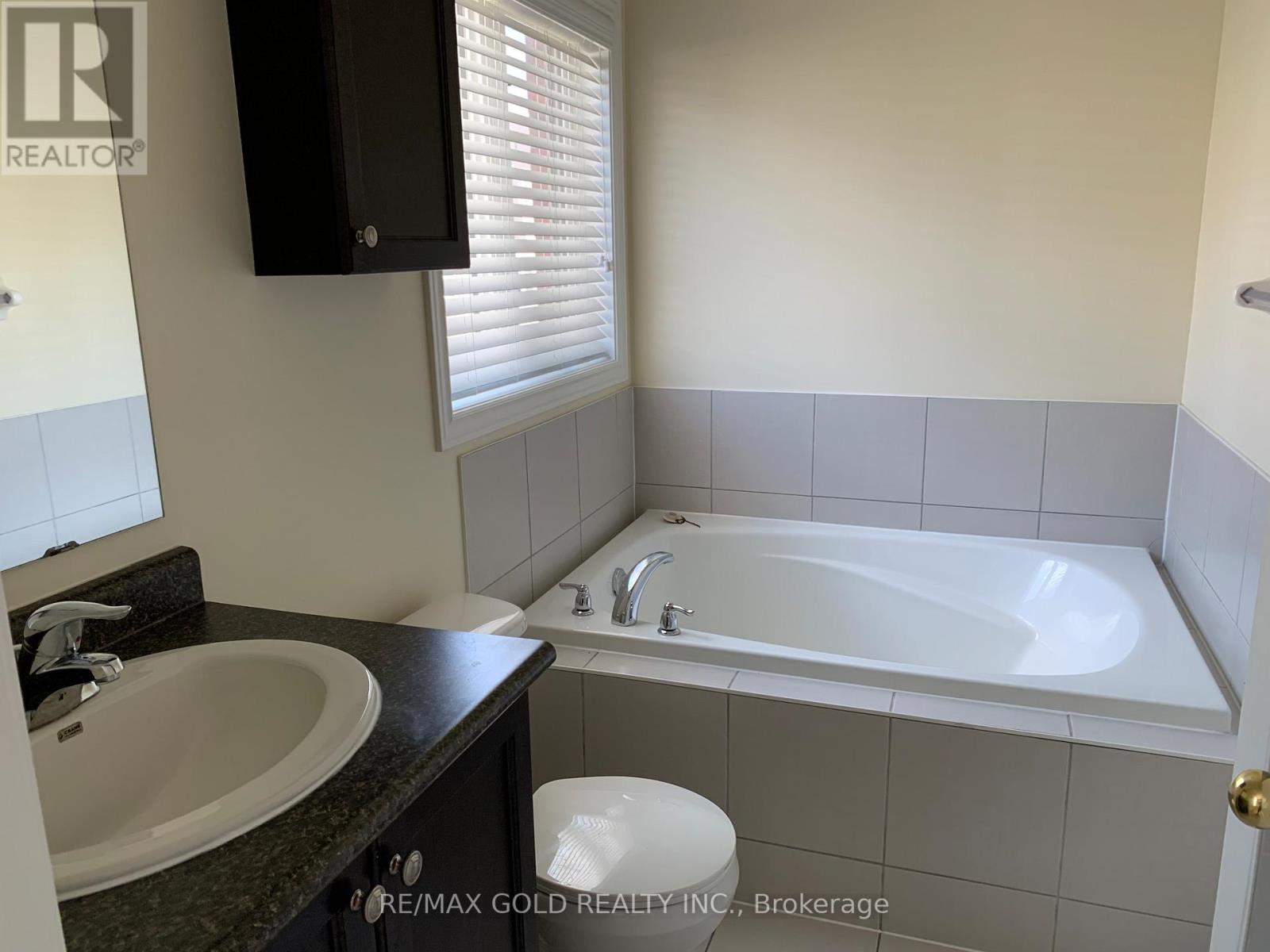 23 Baby Pointe Trail, Brampton, Ontario  L7A 0W3 - Photo 9 - W12637262