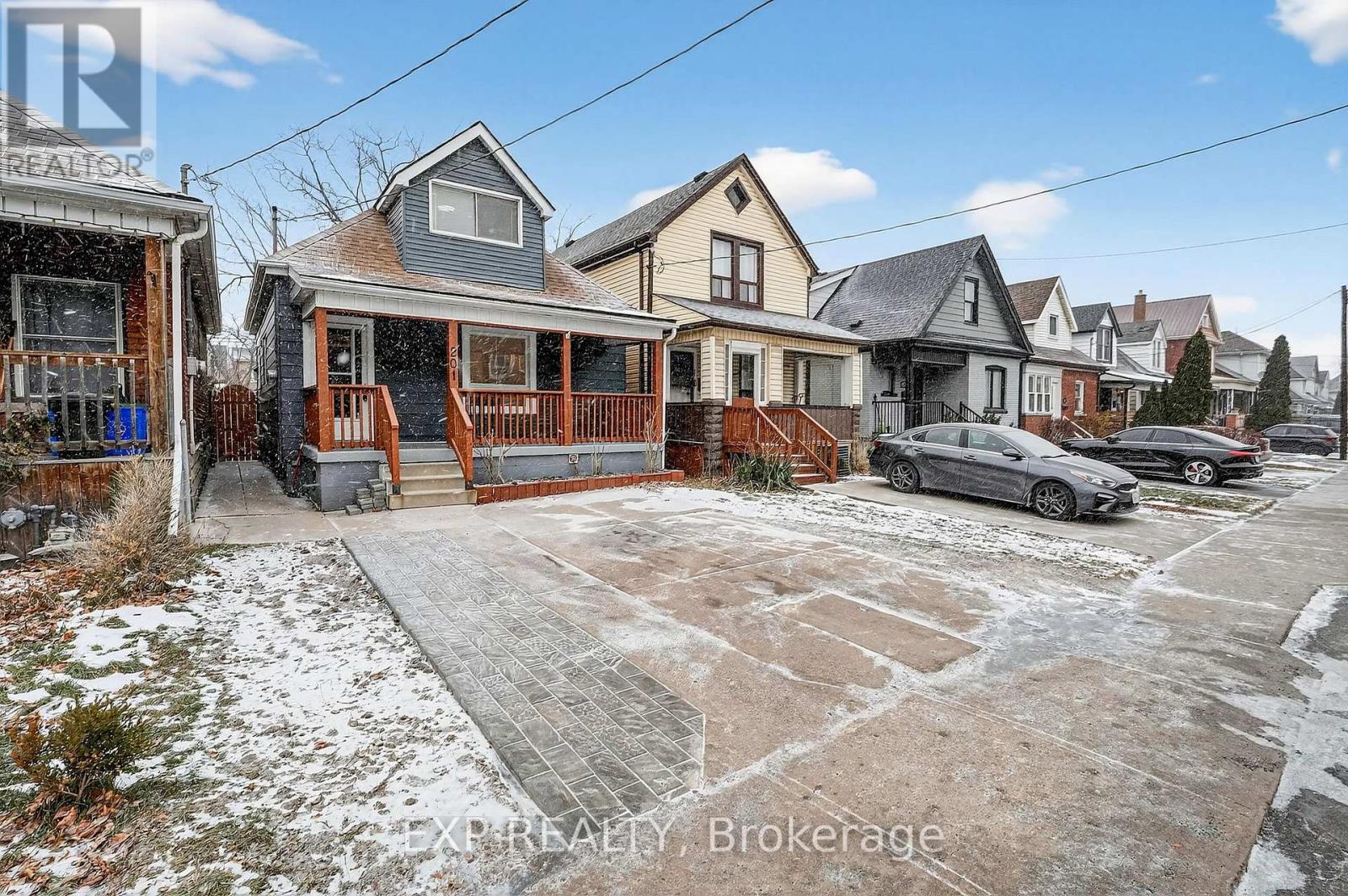 <div class="slider-price">$535,000</div><p>201 Grosvenor Avenue N, Hamilton, Ontario</p>