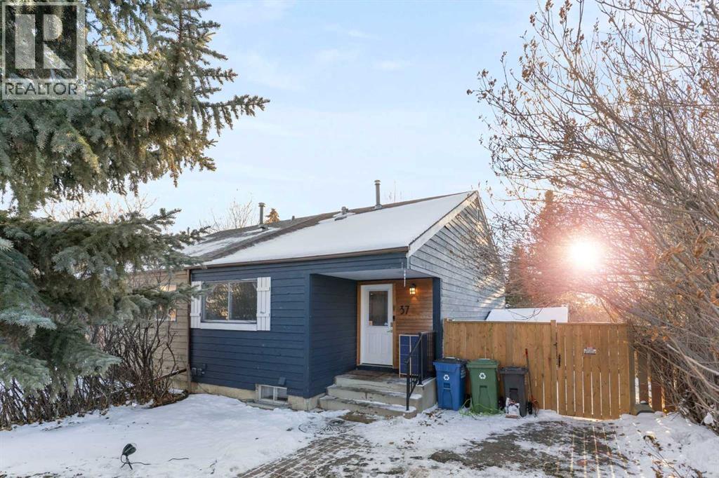 37 Benchlands Drive, Cochrane, Alberta  T4C 1C3 - Photo 2 - A2272679