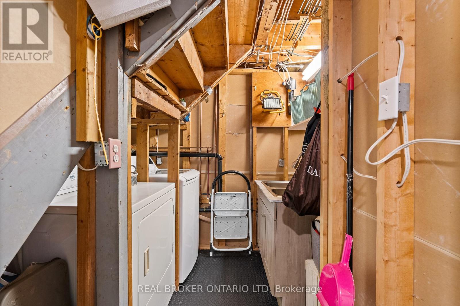 2 - 13 Thornton Street, Welland, Ontario  L3B 3A2 - Photo 13 - X12637398