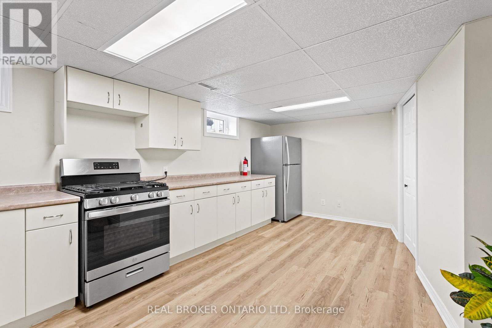 2 - 13 Thornton Street, Welland, Ontario  L3B 3A2 - Photo 2 - X12637398