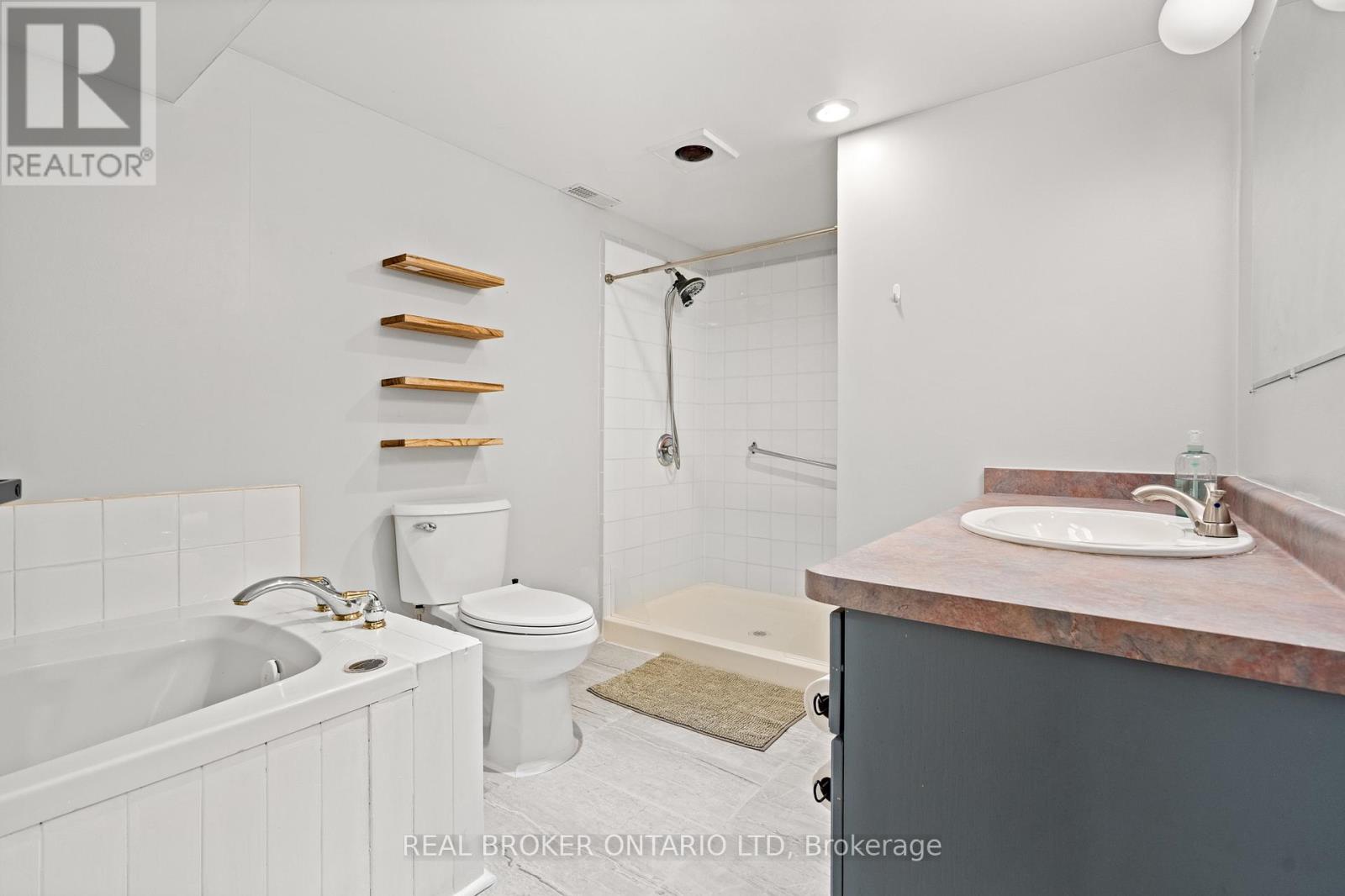 2 - 13 Thornton Street, Welland, Ontario  L3B 3A2 - Photo 7 - X12637398