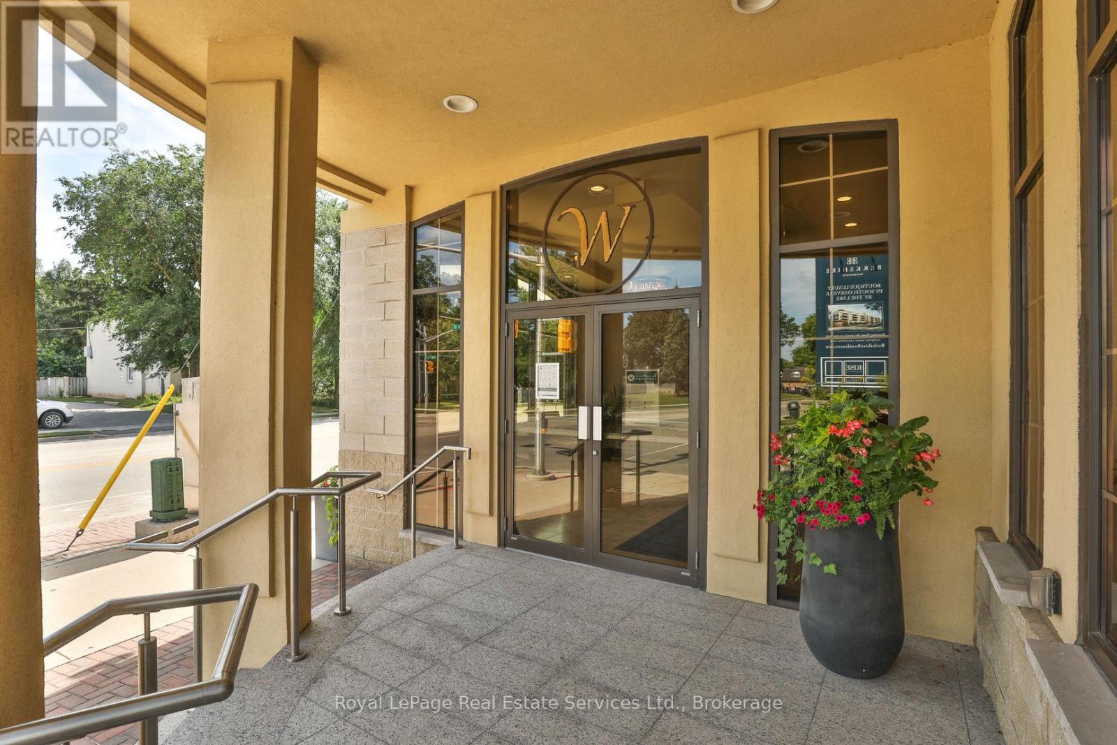 408 - 205 Lakeshore Road W, Oakville, Ontario  L6K 1B3 - Photo 2 - W12637404