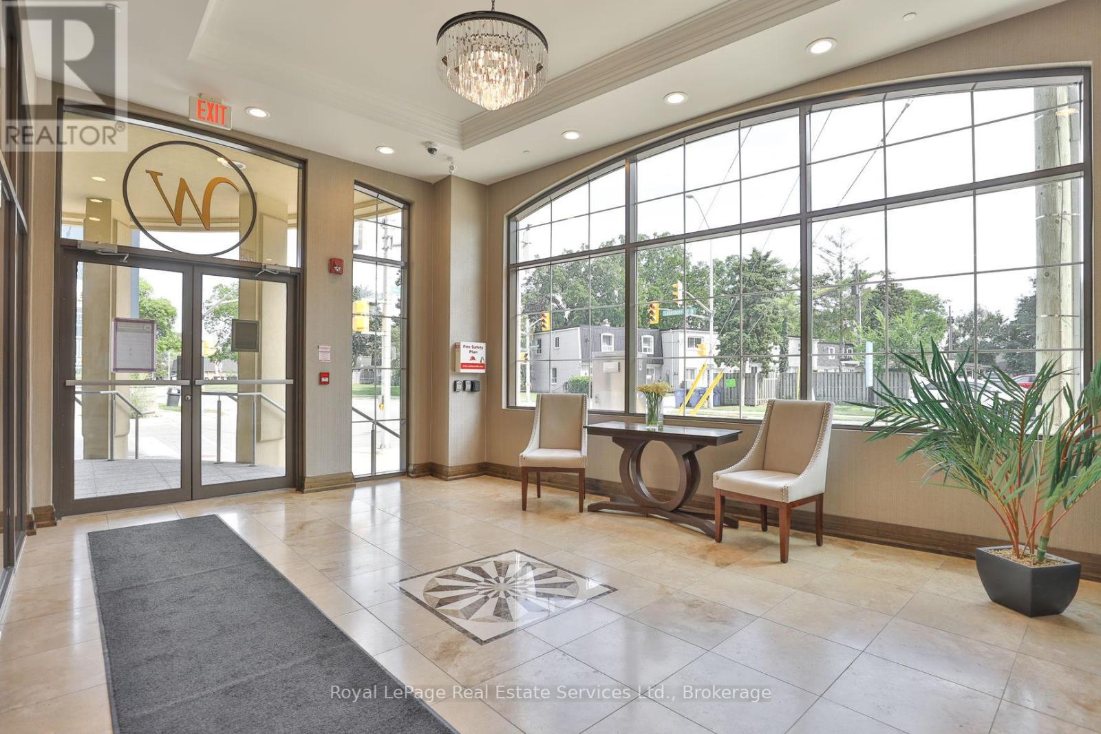 408 - 205 Lakeshore Road W, Oakville, Ontario  L6K 1B3 - Photo 3 - W12637404