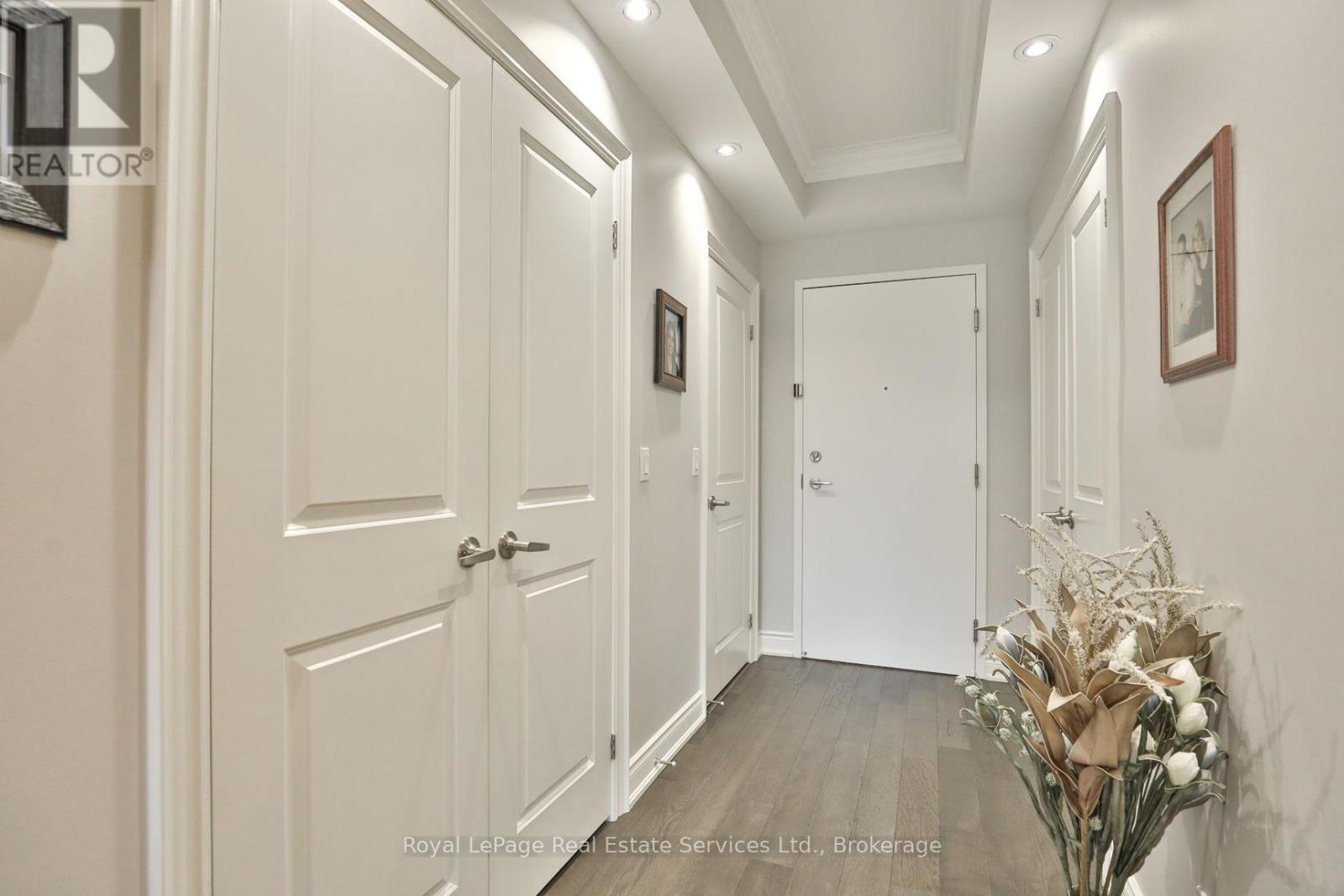 408 - 205 Lakeshore Road W, Oakville, Ontario  L6K 1B3 - Photo 7 - W12637404