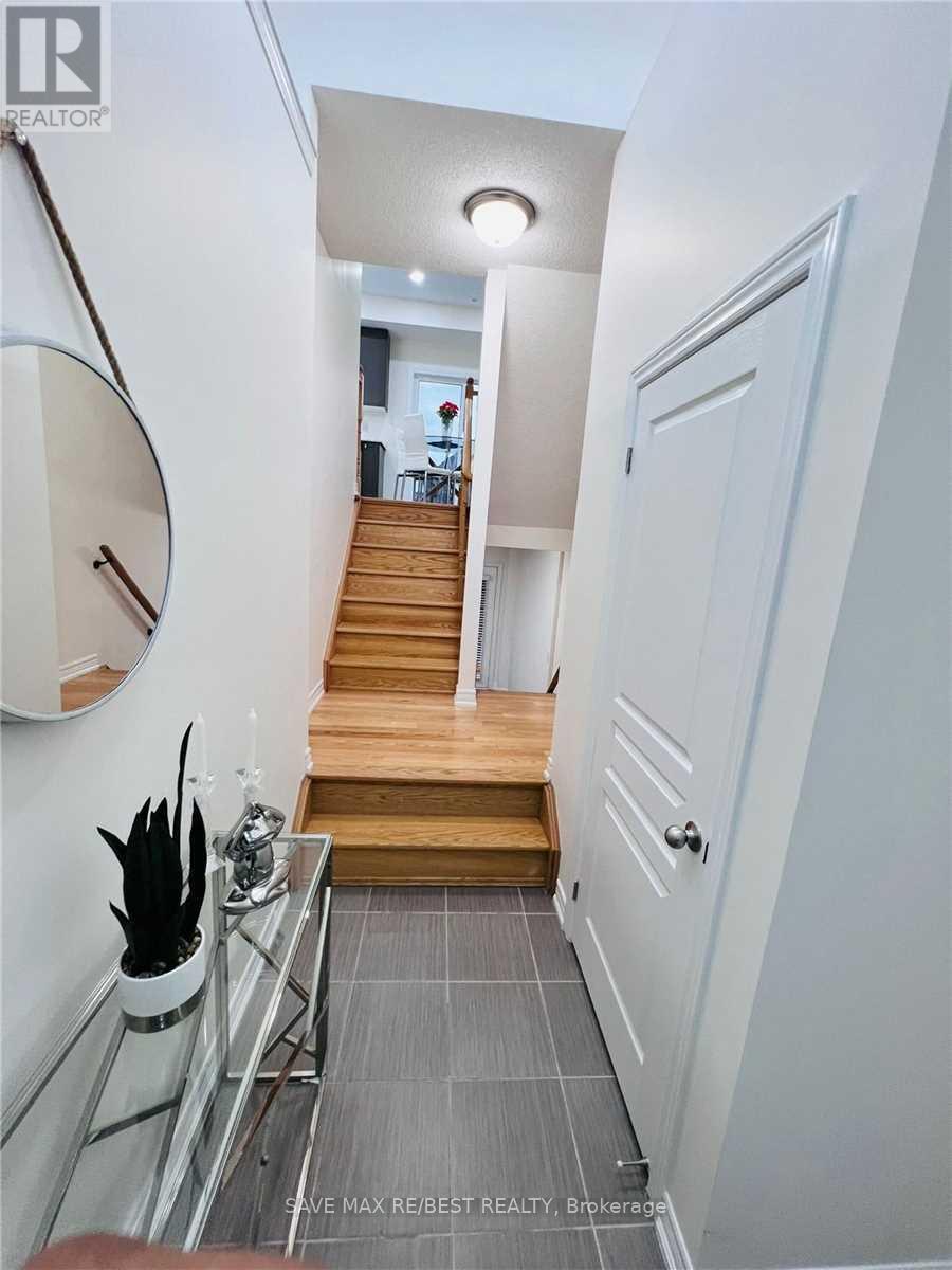 12 Aspen Hill Road, Brampton, Ontario  L6Y 6E3 - Photo 4 - W12487427