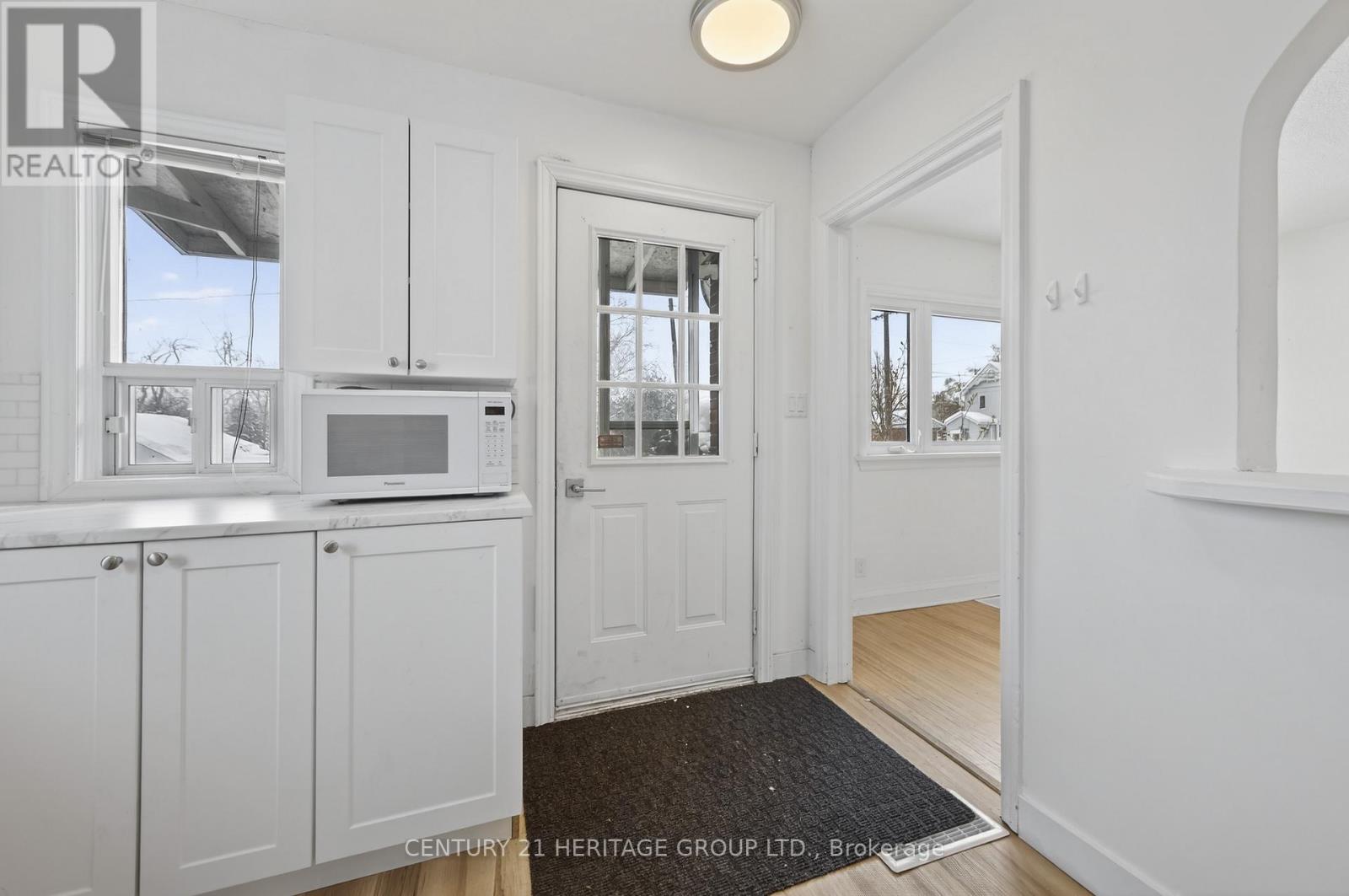 35 Argyle Avenue, Orillia, Ontario  L3V 2V5 - Photo 5 - S12377364