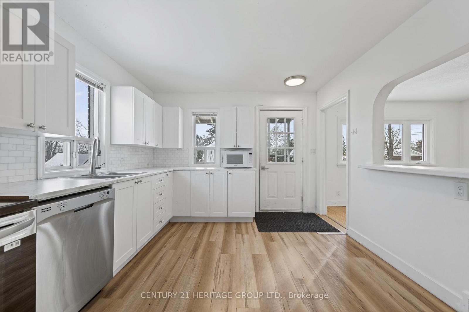 35 Argyle Avenue, Orillia, Ontario  L3V 2V5 - Photo 8 - S12377364