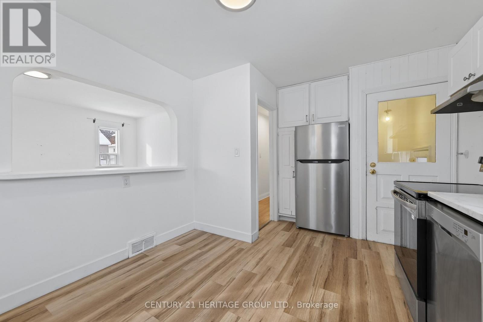 35 Argyle Avenue, Orillia, Ontario  L3V 2V5 - Photo 9 - S12377364