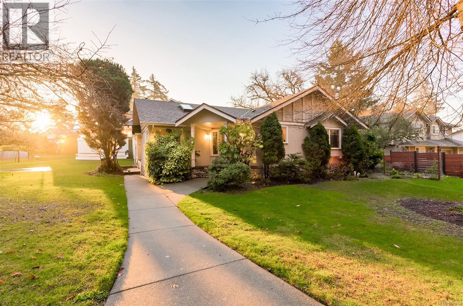 1975 Highland Rd, View Royal, British Columbia