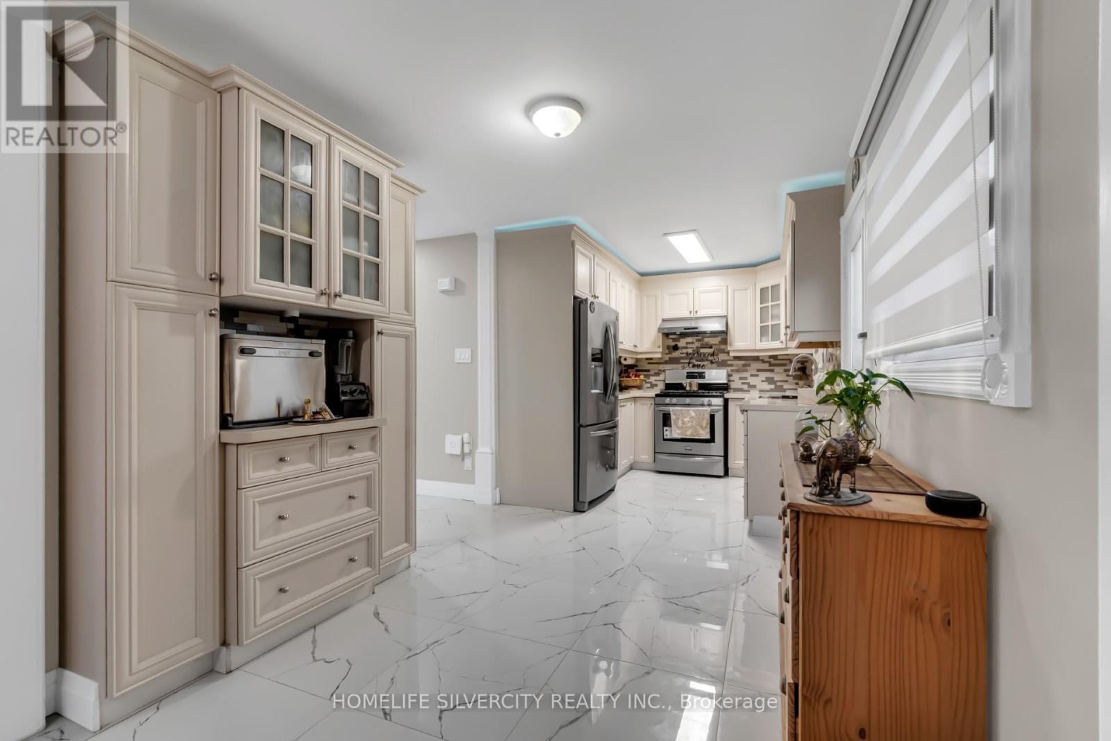 29 Lindridge Avenue, Brampton, Ontario  L6S 3W7 - Photo 8 - W12637370