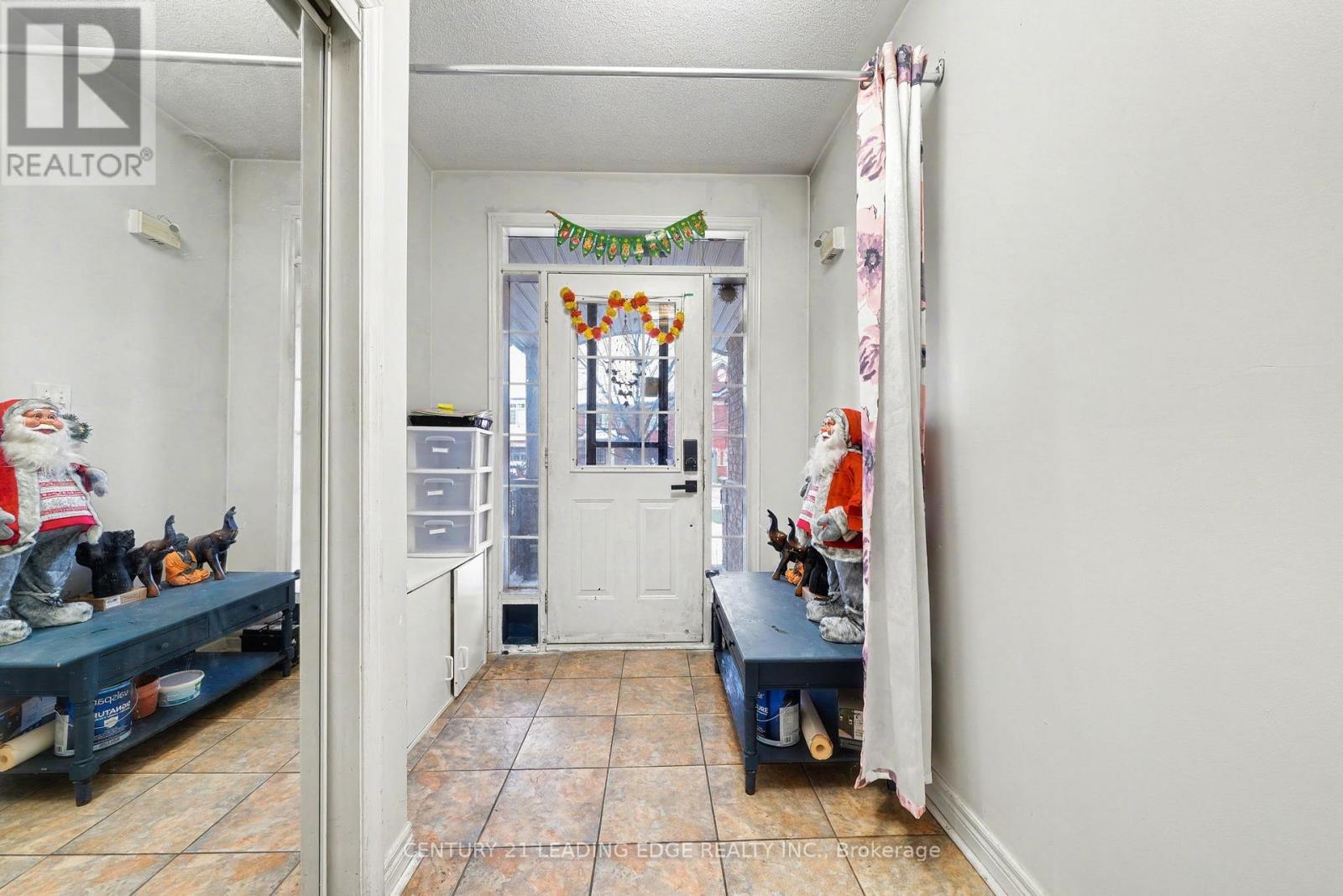 5 Traymore Street, Brampton, Ontario  L7A 2G2 - Photo 3 - W12637388