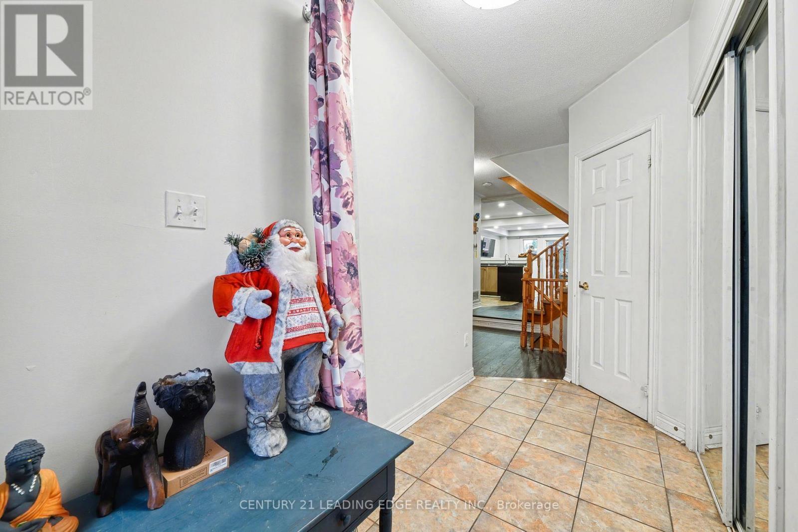 5 Traymore Street, Brampton, Ontario  L7A 2G2 - Photo 4 - W12637388