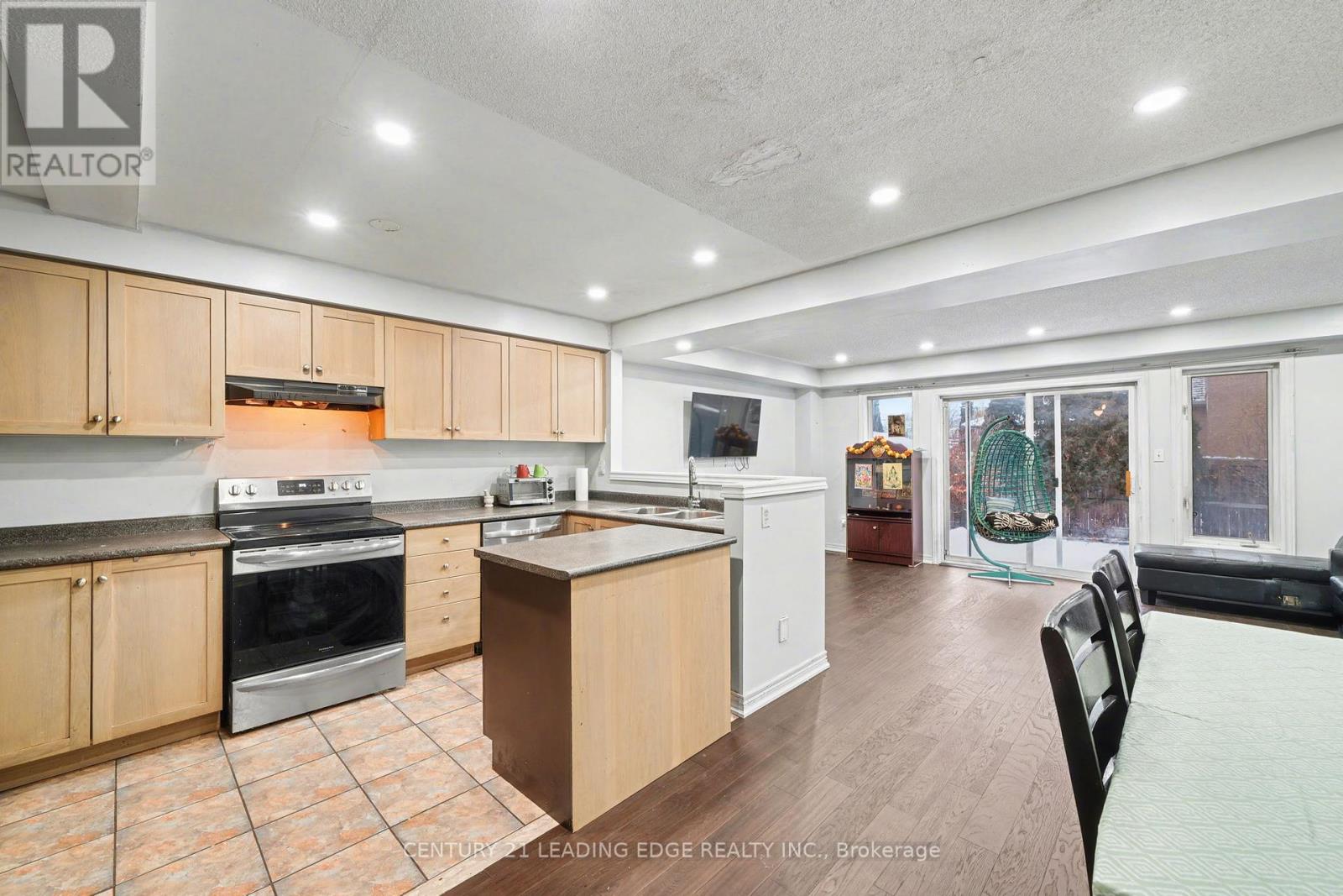 5 Traymore Street, Brampton, Ontario  L7A 2G2 - Photo 8 - W12637388