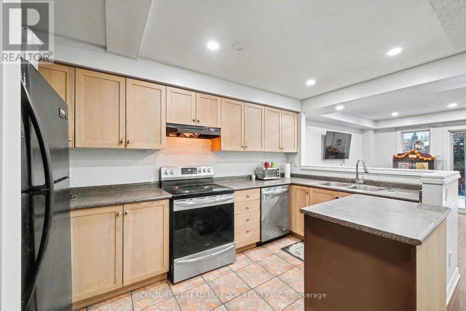 5 Traymore Street, Brampton, Ontario  L7A 2G2 - Photo 9 - W12637388