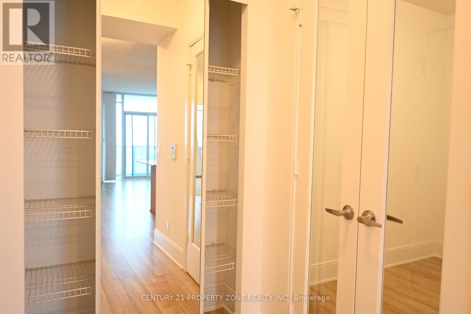 2401 - 330 Burnhamthorpe Road W, Mississauga, Ontario  L5B 0E1 - Photo 4 - W12637402