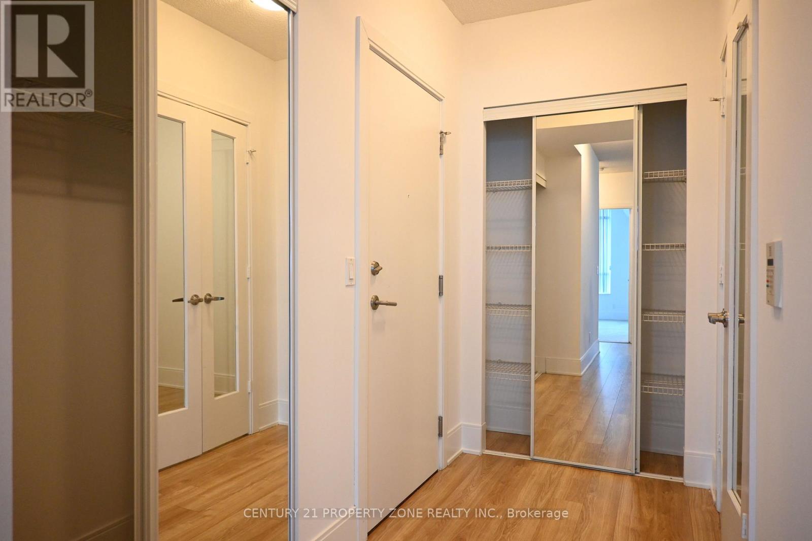 2401 - 330 Burnhamthorpe Road W, Mississauga, Ontario  L5B 0E1 - Photo 8 - W12637402