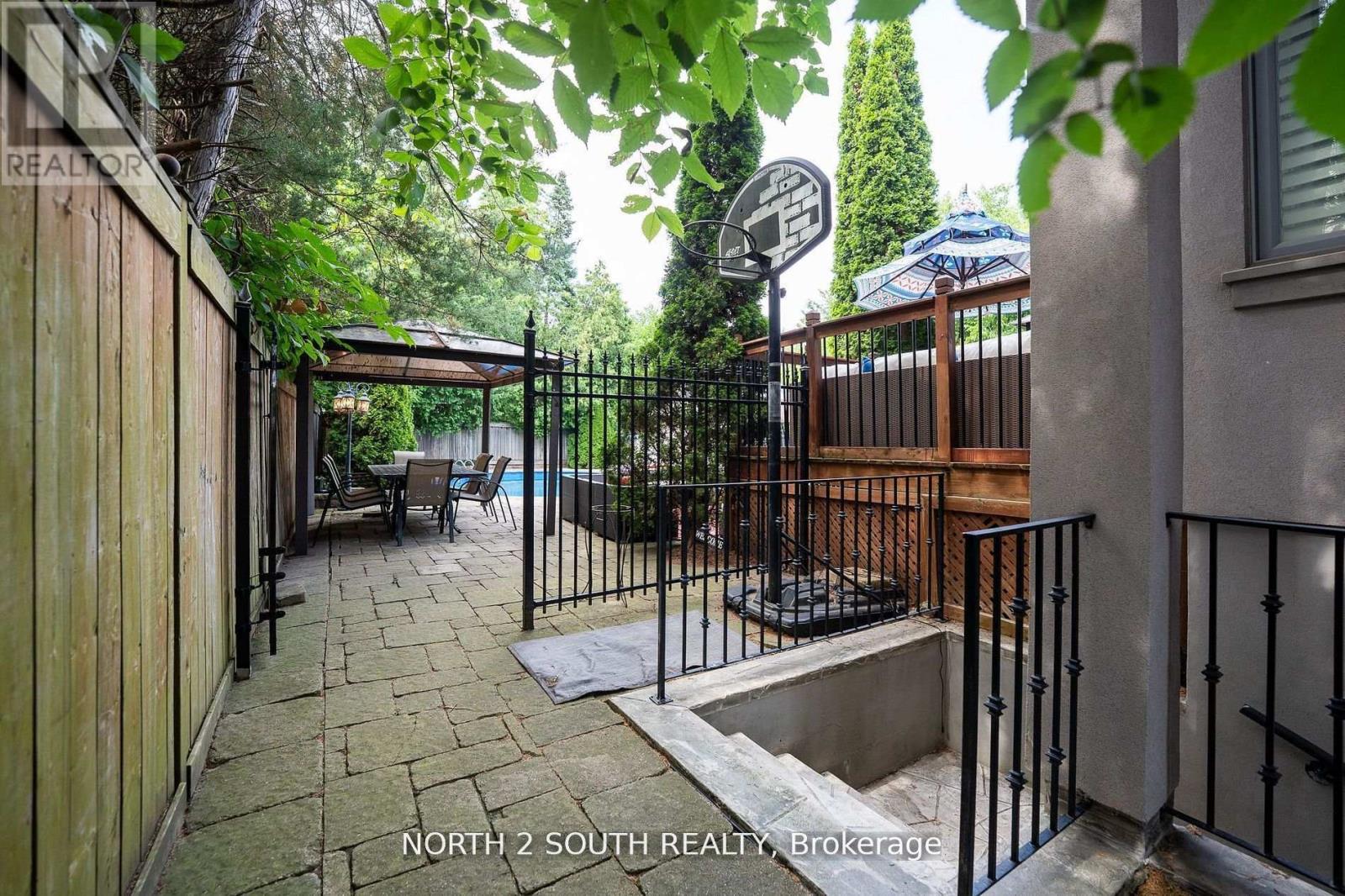 339 Burnhamthorpe Road, Toronto, Ontario  M9B 2A2 - Photo 35 - W12637418