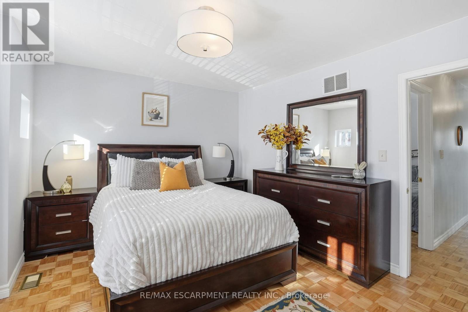 81 Simcoe Street E, Hamilton (North End), Ontario  L8L 3N3 - Photo 22 - X12637338