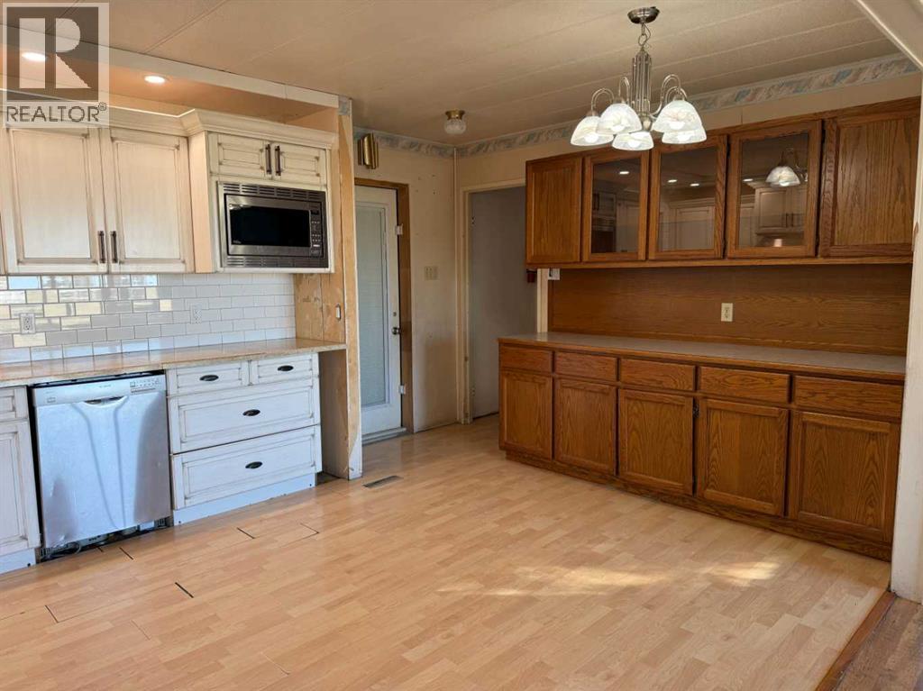 405 2 Avenue E, Bow Island, Alberta T0K 0G0 - Photo 3 - A2263035