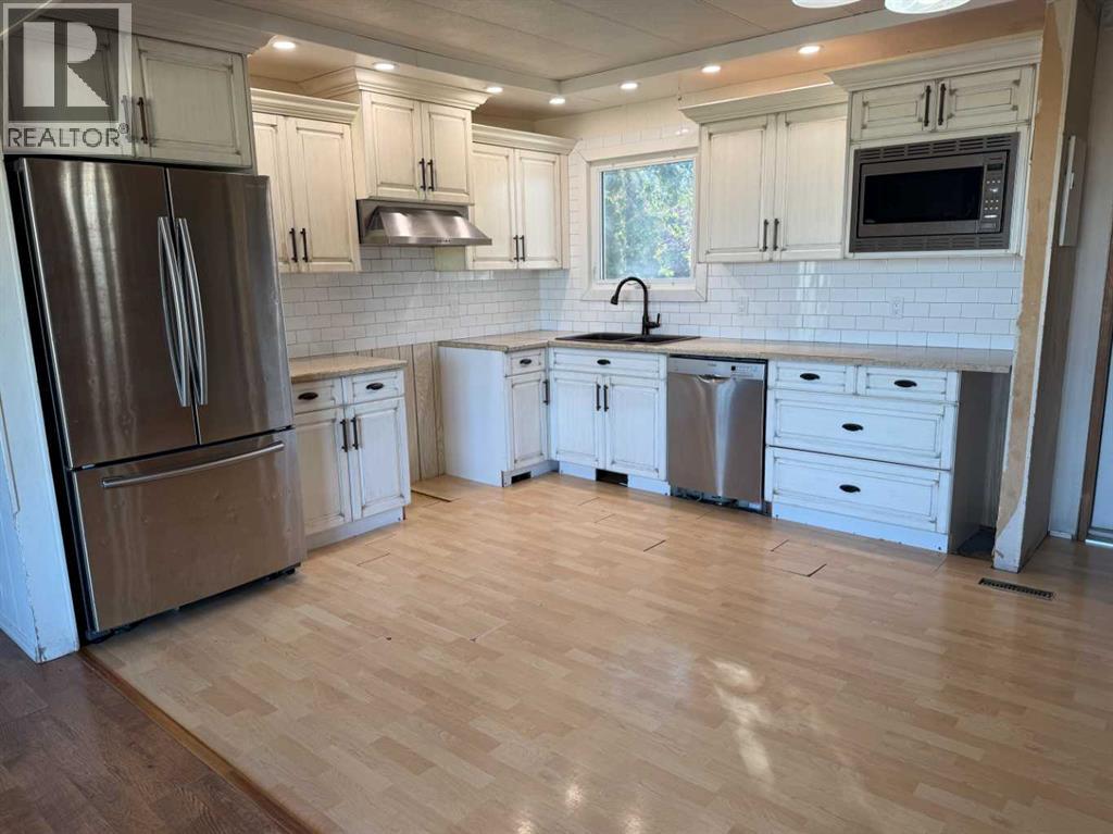 405 2 Avenue E, Bow Island, Alberta T0K 0G0 - Photo 2 - A2263035